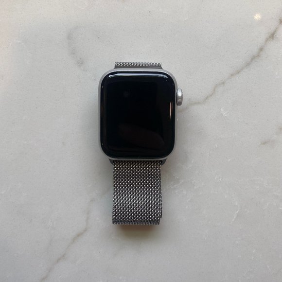 LIKE NEW - Apple Watch SE GPS + Cellular, 40mm Silver - Picture 1 of 11